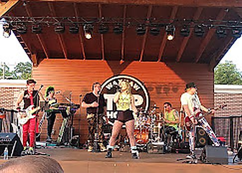 wth-reel-01-band-stage